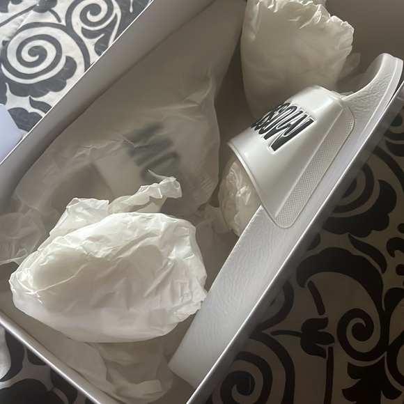 White Moschino Slides! Brand new! Size 40 - Picture 3 of 3